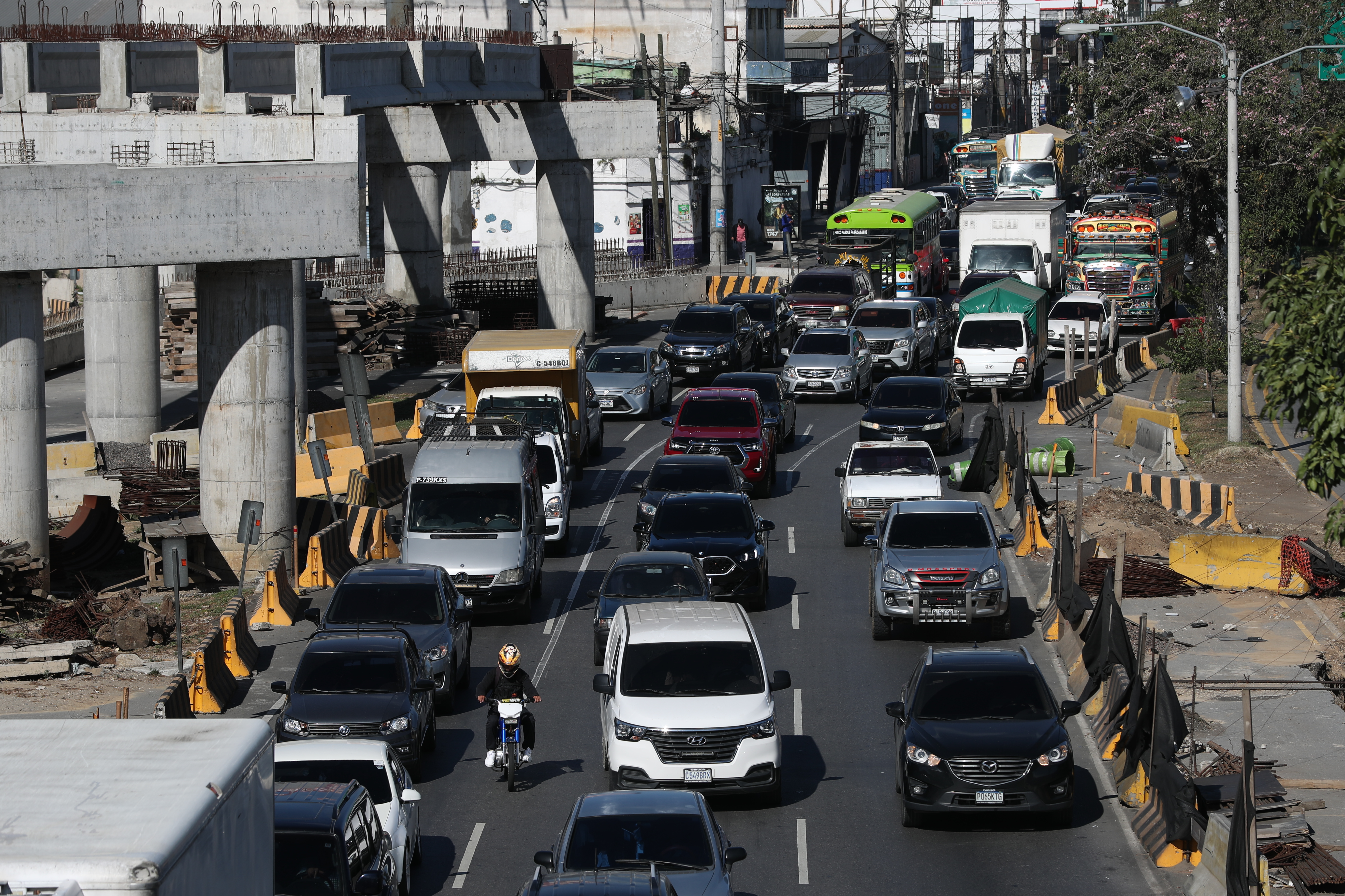 Paso a desnivel que se encuentra en la calzada Roosevelt , ocasiona trafico vehicular debido a que  la obra se encuentra paralizada y reduce  carriles para la circulacin. 

 

Fotografa Esbin Garcia  17-01-25