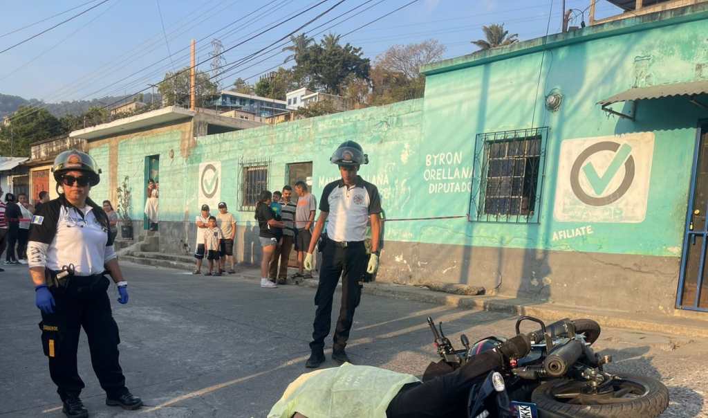 Hombre fallecido tras ataque armado en la calle que conecta la colonia La Ladrillera con Vista al Lago, Amatitlán.