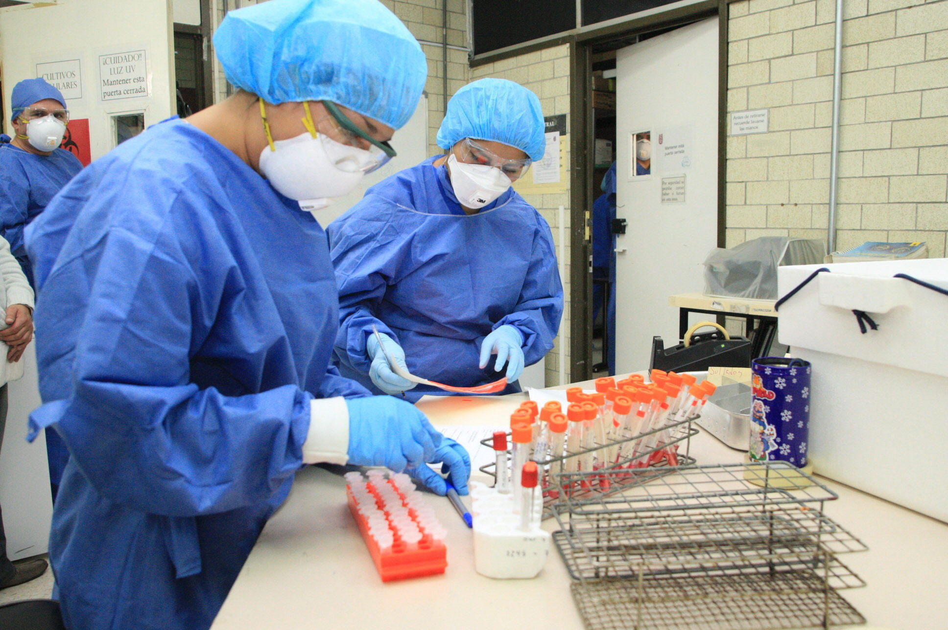 MEX02. CIUDAD DE MÉXICO (MÉXICO), 02/05/09.- Personal de investigacion del Laboratorio de Medicina de Conservación del IPN analiza las muestras de pacientes que pudieran estar contagiados con el virus de la gripe AN1H1 hoy, 2 de mayo de 2009, en Ciudad de México donde se registro este sábado el primer día sin un aumento en las cifras de muertos a nivel nacional por la gripe A desde que inició la alerta sanitaria en el país, aunque el número de contagiados aumentó de 381 a 427 según anunció el secretario de Salud, José Ángel Córdova en una rueda de prensa. EFE/Ricardo Castelan