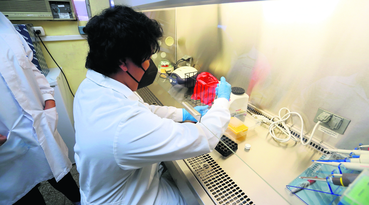 LABORATORIO NACIONAL DE SALUD. Con más de 90 años de servicio, el Laboratorio Nacional de Salud, es el ente encargado de buscar y garantizar la salud y el bienestar de todos los guatemaltecos. Monitorea enfermedades, aguas, productos alimenticios y farmacéuticos. En la imagen, visita guiada en las instalaciones del Laboratorio Nacional de Salud en sus diferentes unidades de servicio.Juan Diego González.  110322