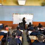 El 03 de marzo, padres de familia de la Escuela Oficial Rural Mixta No. 616 Americana, ubicada en la zona 16, bloquearon el Bulevar La Montaña para exigir once maestros que faltaban en ambas jornadas y que causaba hacinamiento en las aulas.
Los niños tenían que subirse a los escritorios para salir o entrar a los salones de clases, donde habían hasta 90 estudiantes.
El panorama catorce días después, el Ministerio de Educación cumplió con la promesa de enviar a los docentes. Diez maestros llegaron este 16 de marzo a ocupar las plazas vacantes y el próximo lunes 20 de marzo, llegará el último docente.