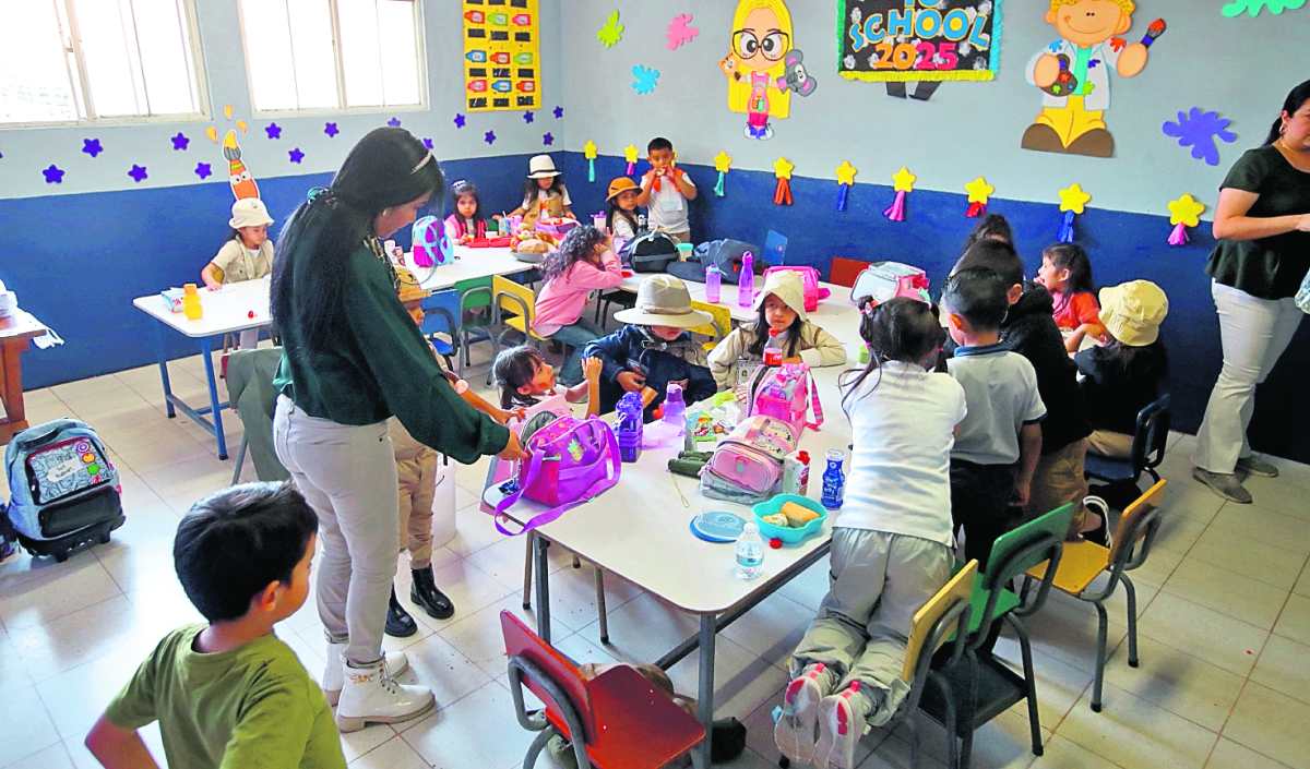 Este 10 de enero de 2025, se iniciaron clases en el sector privado,adelantándose un poco más de un mes al sector público. Debido a esto, las actividades académicas del sector privado también finalizarán antes, en octubre próximo, con excepción de los estudiantes del plan semestral que finalizan en noviembre.

Fotografias del Colegio Integral Americano 

Foto: BYRON RIVERA 
10/01/2025