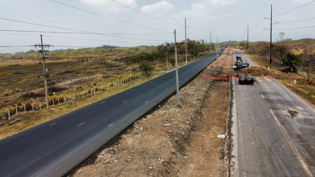 Obras continúan en la autopista Escuintla–Puerto Quetzal mientras autoridades preparan un plan para garantizar la circulación de miles de vehículos durante la Semana Santa. (Foto Prensa Libre: María Reneneé Barrientos)