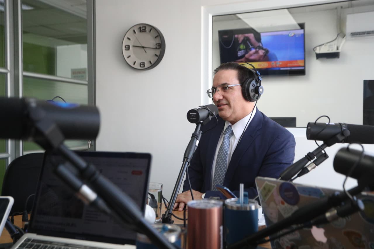Marco Antonio Villeda, ministro de Gobernación, participa en una entrevista en Prensa Libre Radio. (Foto Prensa Libre: Javier González)