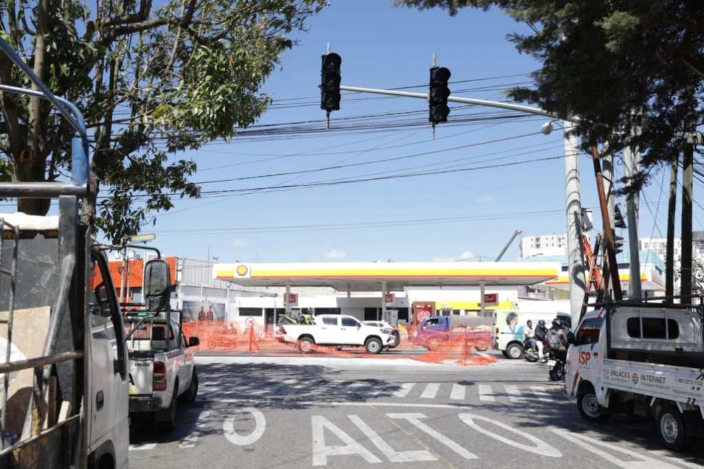 Vista de la 10ª calle y avenida La Castellana en zonas 8 y 9 de la Ciudad de Guatemala, sector donde se implementan desvíos por las obras del AeroMetro.
