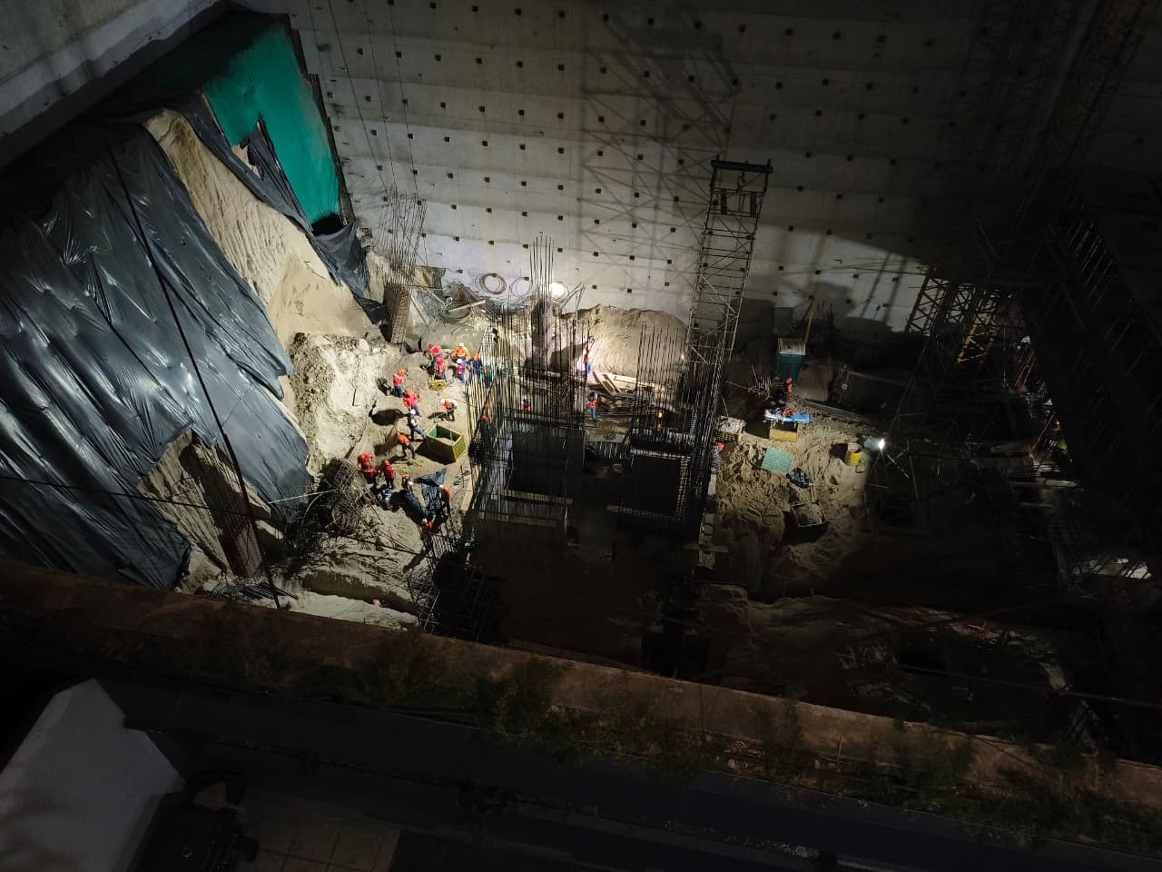 Socorristas de los Bomberos Municipales buscan a trabajadores soterrados en el sexto sótano de un edificio en construcción en la avenida Las Américas, zona 14. (Foto Prensa Libre: Javier González)