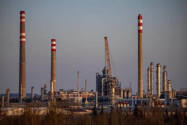 KRALUPY NAD VLTAVOU (Czech Republic), 18/03/2026.- General view of the refinery Orlen Unipetrol in Kralupy nad Vltavou, Czech Republic, 18 March 2026. The Orlen Unipetrol refining and petrochemical group is the only oil processor in the Czech Republic. The Kralupy nad Vltavou refinery processes mainly crude oil from Azerbaijan, Kazakhstan, Arab and African countries, North America, and the North Sea. This oil is delivered via the IKL pipeline (Ingolstadt - Kralupy nad Vltavou - Litv'nov), which connects to the TAL pipeline from the Italian port of Trieste, where oil is imported from various countries around the world. Although oil supply restrictions to the Czech Republic are currently not taking place, fuel prices are still rising. (Azerbaiyán, República Checa, Kazajstán) EFE/EPA/MARTIN DIVISEK