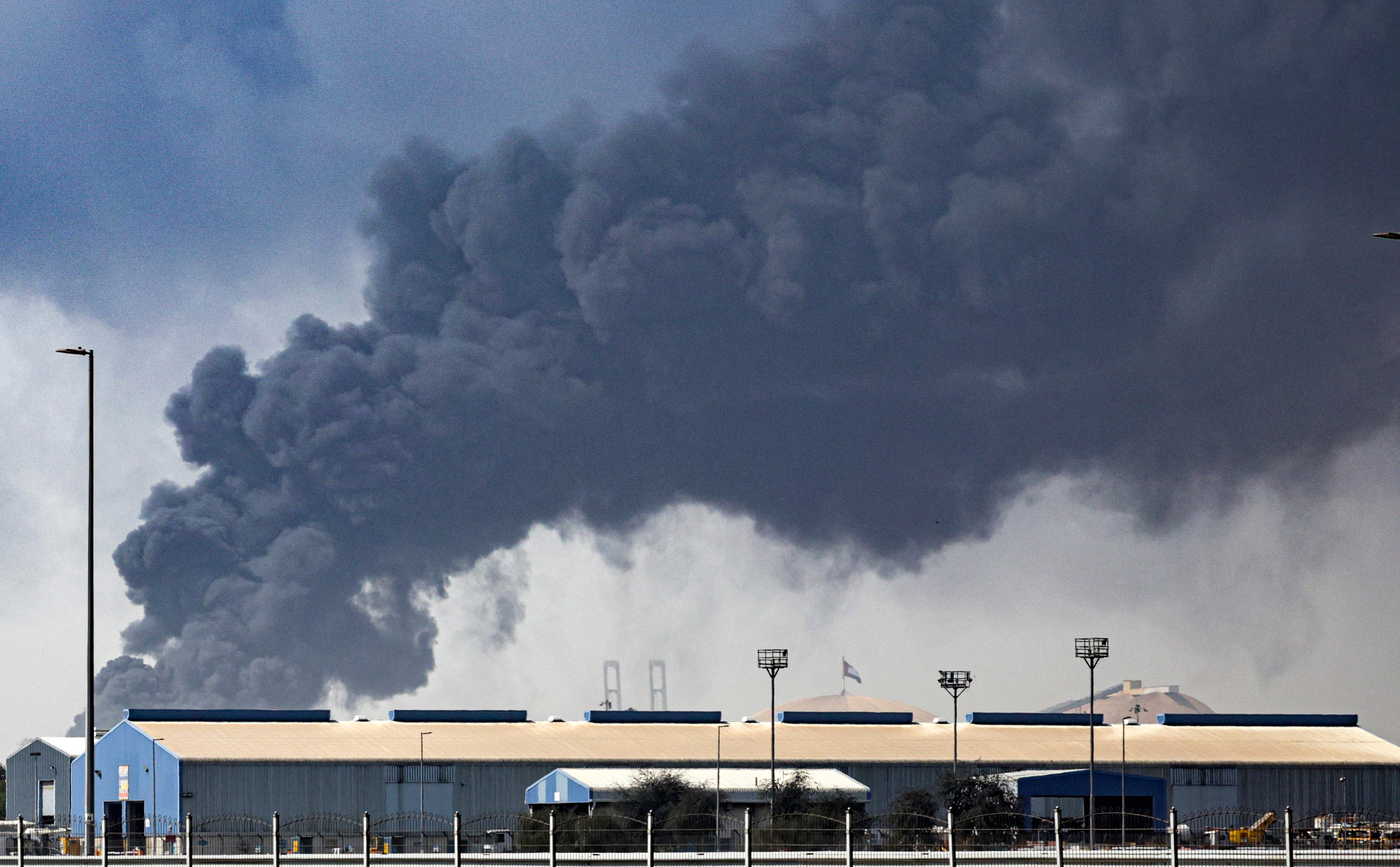 DUBAI (United Arab Emirates), 01/03/2026.- Thick black smoke billows into the air above the Jebel Ali port after getting struck by debris from an Iranian intercepted missile, in Dubai, United Arab Emirates, 01 March 2026. Iran launched retaliatory aerial attacks in the region following an earlier joint Israel-US military operation targeting multiple locations across Iran in the early hours of 28 February 2026. (Emiratos Árabes Unidos) EFE/EPA/STRINGER