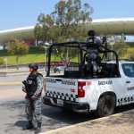 MEX5927. GUADALAJARA (MÉXICO), 01/03/2025.- Integrantes de la Guardia Nacional vigilan afuera del estadio Akron este domingo en la ciudad de Guadalajara en Jalisco (México).El estado de Jalisco intenta regresar a la normalidad, mientras las fuerzas de seguridad patrullan las carreteras y la ciudad de Guadalajara, tras una semana del operativo militar en el que murió Nemesio Oseguera Cervantes, "El Mencho", líder del Cártel Jalisco Nueva Generación (CJNG) y uno de los capos más buscados por México y Estados Unidos. EFE/ Francisco Guasco