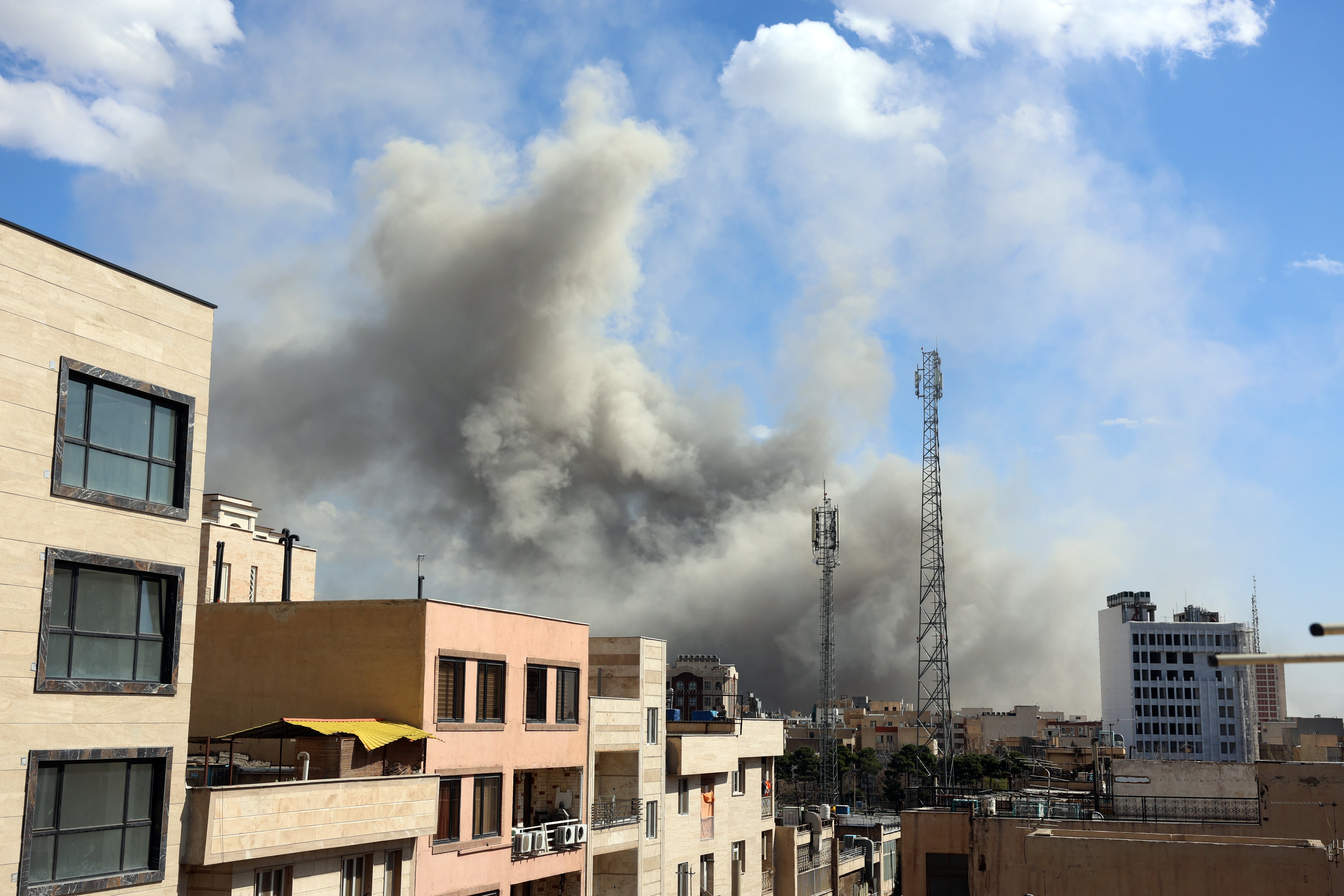1 de marzo de 2026.- El humo se eleva en el centro de Teherán tras un ataque israelí en Irán, el 1 de marzo de 2026. (Foto Prensa Libre: EFE)