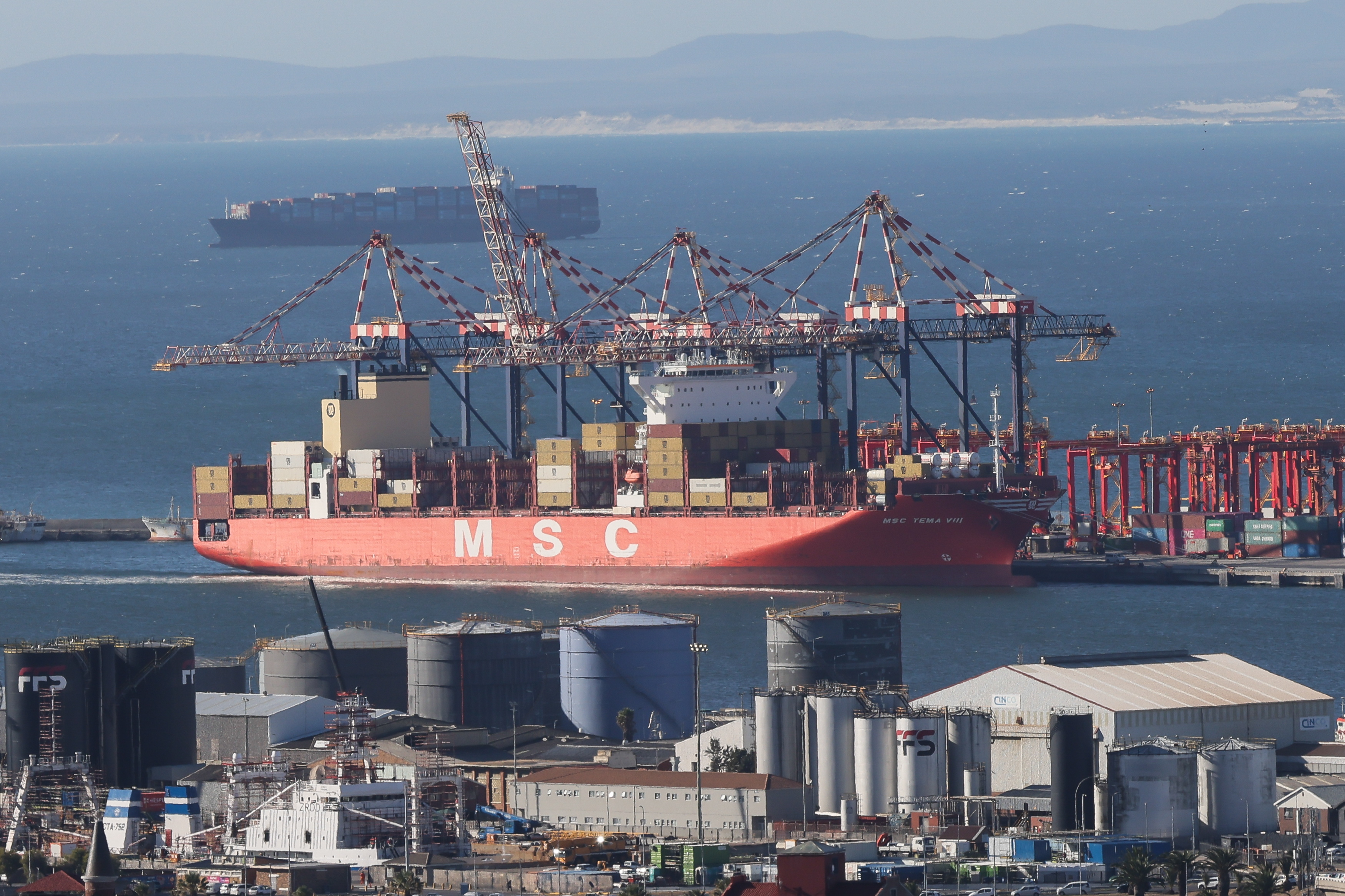 CAPE TOWN (South Africa), 02/03/2026.- Container ships are moored in the Port of Cape Town, South Africa, 02 March 2026. Shipping companies such as Denmarks Maersk and Frances CMA CGM reported that their vessels will be rerouted to the Cape of Good Hope, near Cape Town, as the transit route through the Strait of Hormuz has been suspended due to the ongoing joint US-Israeli military operation, which began with strikes across Iran on 28 February. (Sudáfrica) EFE/EPA/HALDEN KROG