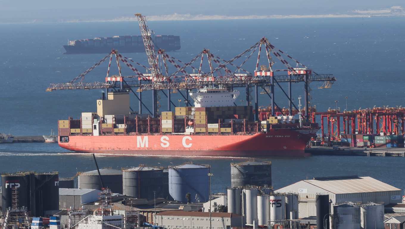 CAPE TOWN (South Africa), 02/03/2026.- Container ships are moored in the Port of Cape Town, South Africa, 02 March 2026. Shipping companies such as Denmarks Maersk and Frances CMA CGM reported that their vessels will be rerouted to the Cape of Good Hope, near Cape Town, as the transit route through the Strait of Hormuz has been suspended due to the ongoing joint US-Israeli military operation, which began with strikes across Iran on 28 February. (Sudáfrica) EFE/EPA/HALDEN KROG