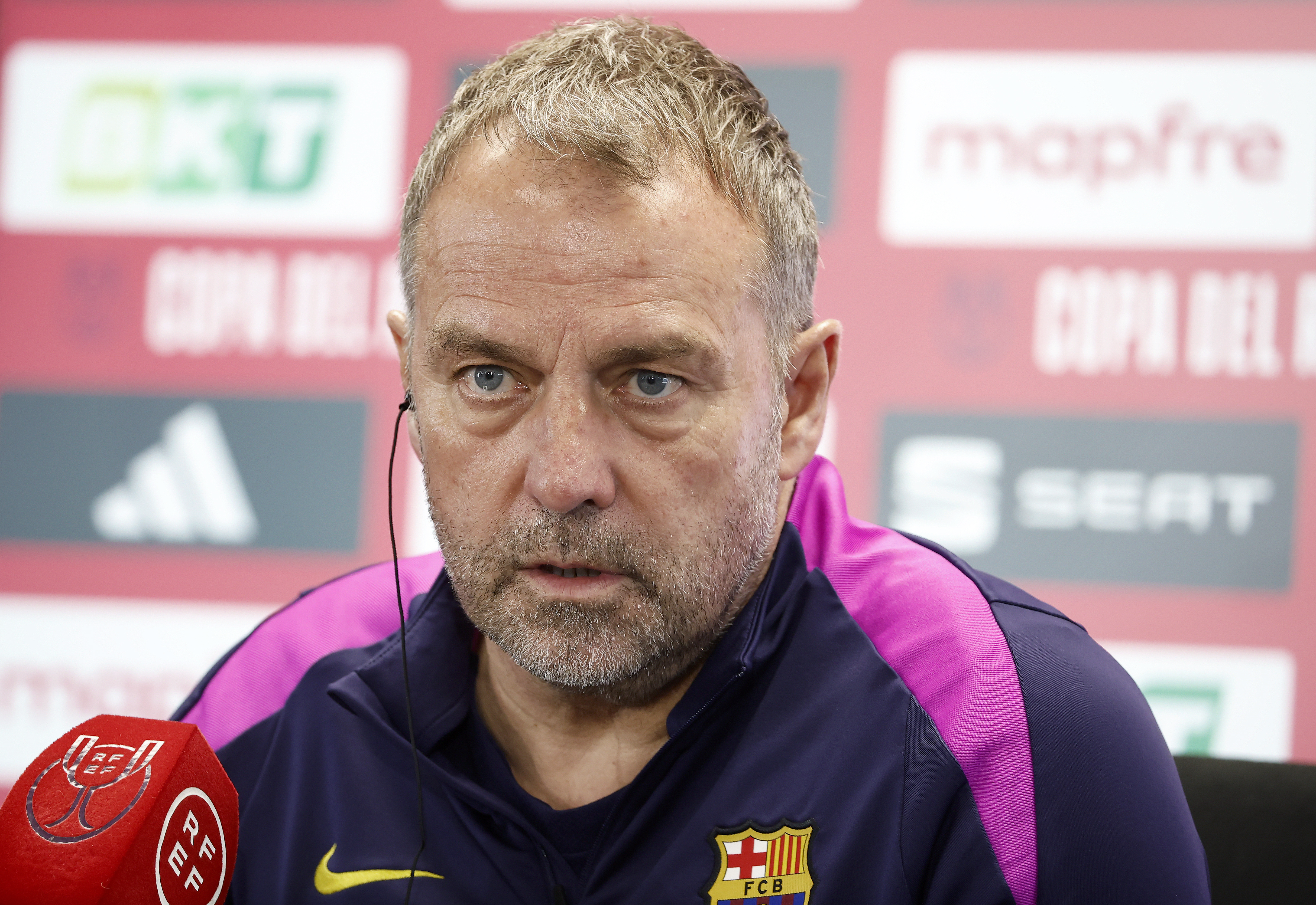  El entrenador del FC Barcelona Hansi Flick, durante la rueda de prensa posterior al entrenamiento de este lunes, de cara al partido de vuelta de la Copa del Rey, que jugarán mañana frente al Atlético de Madrid.(Foto Prensa Libre: EFE).