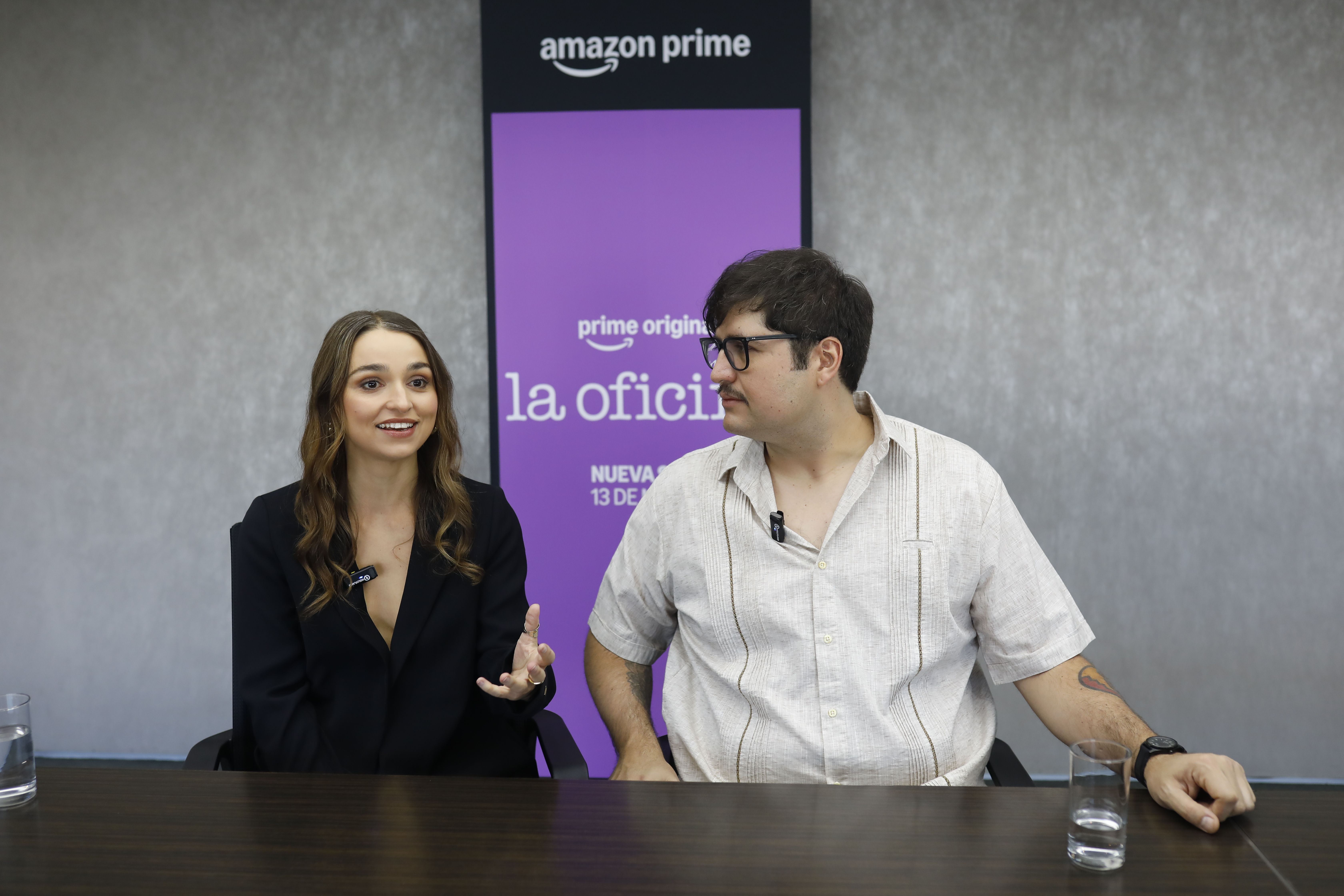 MEX5997. GUADALAJARA (MÉXICO), 02/03/2026.- Fotografía del 1 de marzo de 2026 que muestra a los actores de la serie mexicana 'La Oficina' Elena del Río (i) y Fernando Bonilla hablando durante una entrevista con EFE, en Guadalajara (México). La autenticidad de la cultura laboral mexicana que da vida a personajes y situaciones que podrían parecer ficción, es retratada en la serie La Oficina, una adaptación de la comedia británica que se estrenará el próximo 13 de marzo en México. EFE/ Francisco Guasco