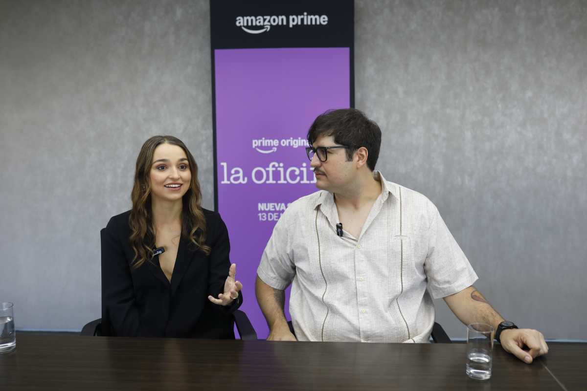 MEX5997. GUADALAJARA (MÉXICO), 02/03/2026.- Fotografía del 1 de marzo de 2026 que muestra a los actores de la serie mexicana 'La Oficina' Elena del Río (i) y Fernando Bonilla hablando durante una entrevista con EFE, en Guadalajara (México). La autenticidad de la cultura laboral mexicana que da vida a personajes y situaciones que podrían parecer ficción, es retratada en la serie La Oficina, una adaptación de la comedia británica que se estrenará el próximo 13 de marzo en México. EFE/ Francisco Guasco