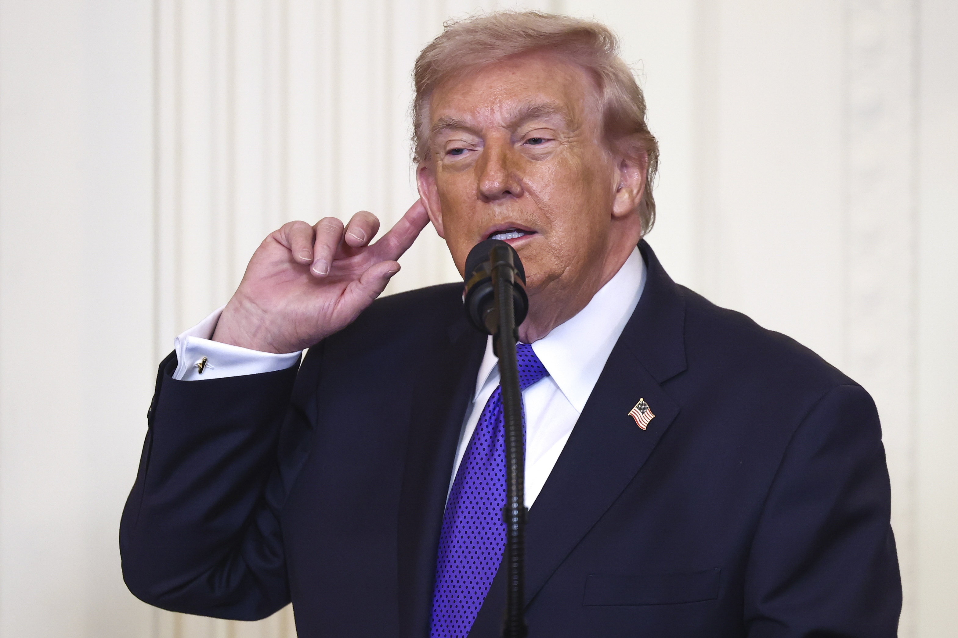 WASHINGTON (United States), 02/03/2026.- US President Donald Trump delivers remarks during a ceremony to award the medal of honor to Master Sgt. Roderick Roddie W. Edmonds, Staff Sgt. Michael H. Ollis, and retired Command Sgt. Maj. Terry P. Richardson in the East Room of the White House in Washington, DC, USA, 02 March 2026. EFE/EPA/JIM LO SCALZO