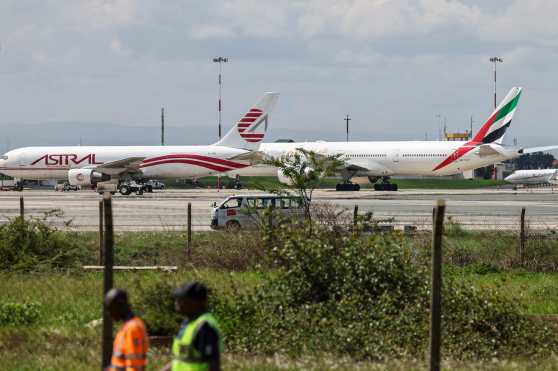Nairobi (Kenya), 03/03/2026.- Aircraft parked at Jomo Kenyatta International Airport (JKIA) in Nairobi, Kenya, 03 March 2026. Numerous international flights, particularly those involving Middle Eastern carriers, have been canceled or diverted due to airspace closures following joint US-Israeli strikes on Iran. (Kenia) EFE/EPA/DANIEL IRUNGU
