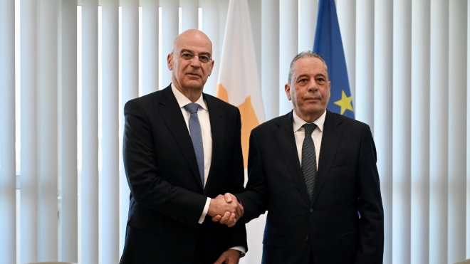 NICOSIA, 03/03/2026.- Grecia reafirmó este martes su apoyo militar a Chipre con el despliegue de cazas F-16 y fragatas para mejorar la defensa de la isla mediterránea tras el ataque con drones del lunes contra una base aérea británica, en plena escalada de tensiones en Oriente Medio. El ministro de Defensa de Grecia, Nikos Dendias (i), subrayó este martes en rueda de prensa conjunta con su homólogo chipriota, Vasilis Palmas (d), el despliegue de medios aéreos y navales para fortalecer la defensa chipriota, en un contexto de creciente inestabilidad regional que ha elevado la alerta de seguridad en el Mediterráneo oriental. EFE/ Ministro de Defensa de Grecia - SOLO USO EDITORIAL/SOLO DISPONIBLE PARA ILUSTRAR LA NOTICIA QUE ACOMPAÑA (CRÉDITO OBLIGATORIO) -