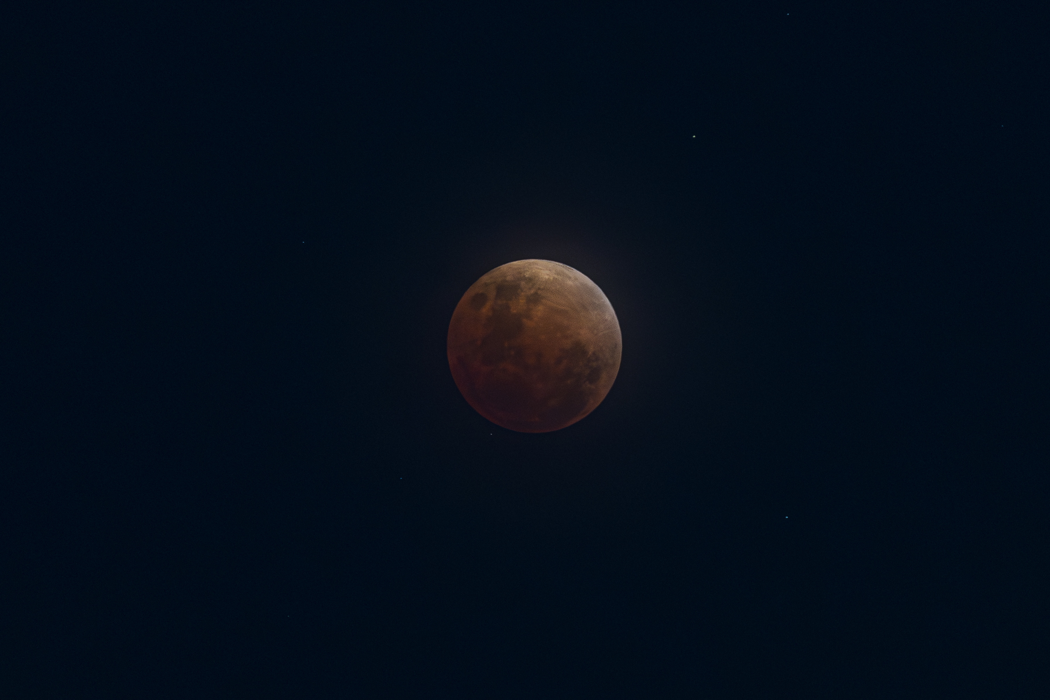 FOTODELDÍA DENPASAR (Indonesia), 03/03/2026.- Un eclipse lunar total se observa en el cielo nocturno sobre el puerto de Serangan, en Bali, Indonesia, este martes.-EFE/ Made Nagi
