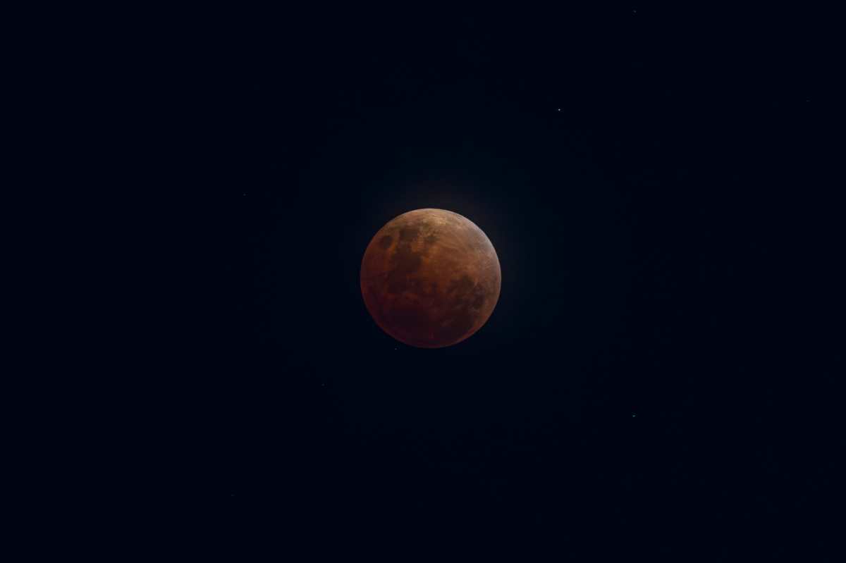 FOTODELDÍA DENPASAR (Indonesia), 03/03/2026.- Un eclipse lunar total se observa en el cielo nocturno sobre el puerto de Serangan, en Bali, Indonesia, este martes.-EFE/ Made Nagi