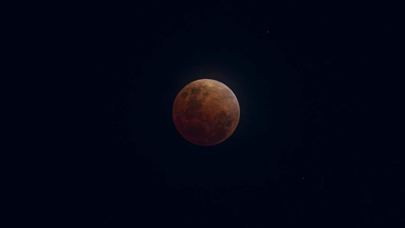 FOTODELDÍA DENPASAR (Indonesia), 03/03/2026.- Un eclipse lunar total se observa en el cielo nocturno sobre el puerto de Serangan, en Bali, Indonesia, este martes.-EFE/ Made Nagi