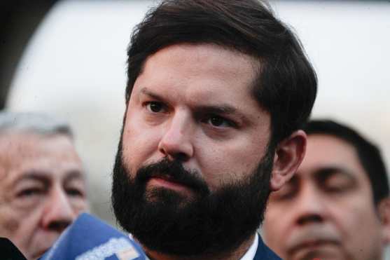 AME012. SANTIAGO (CHILE), 03/03/2026.- El Presidente de Chile Gabriel Boric habla en una rueda de prensa tras la reunión con el presidente electo, José Antonio Kast, este martes, en Santiago de Chile (Chile). "Desgraciadamente, el presidente electo ha llegado a esta reunión exigiéndome que me retracte de los dichos de que yo le había informado antes respecto de esta situación (del proyecto del cable), como eso es falso y no lo voy a hacer, decidió que las siguientes bilaterales no sucedieran", afirmó el presidente. EFE/ Ailen Díaz