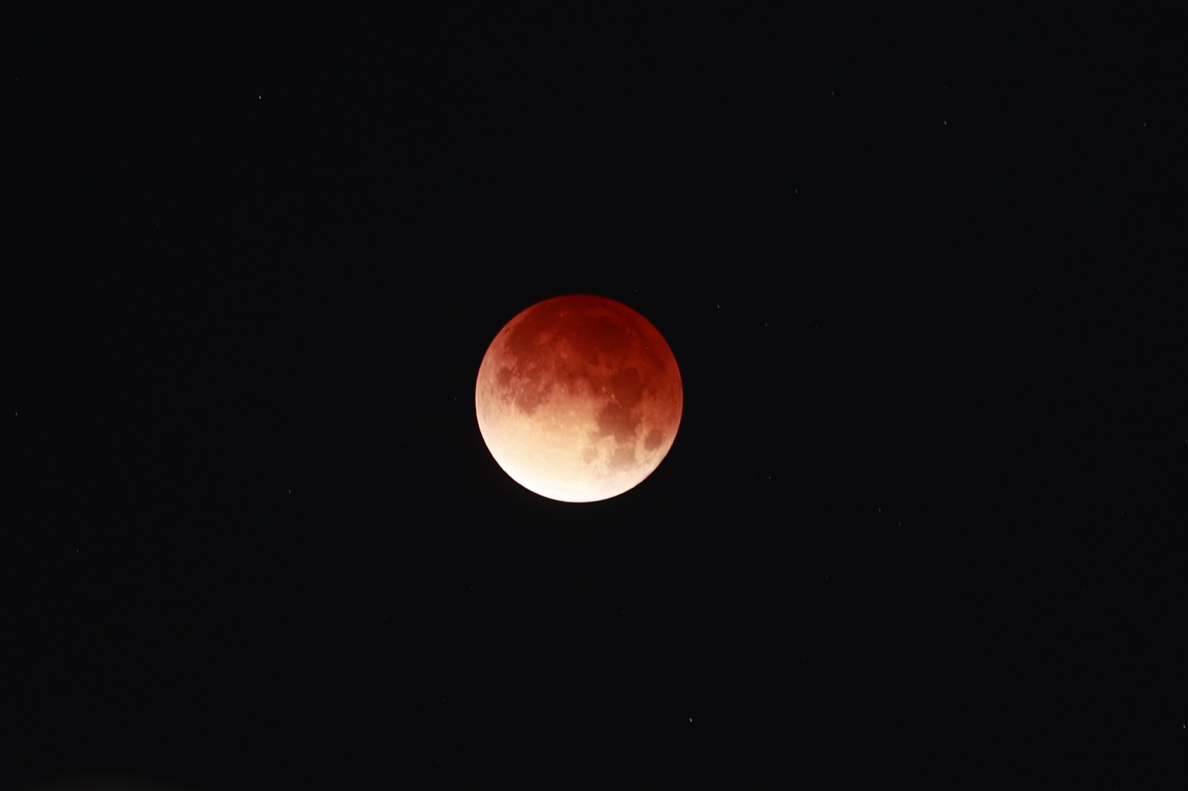 MEX6090. PACHUCA (MÉXICO), 03/03/2026.- Fotografía que muestra la evolución del eclipse total de luna este martes, en la Pachuca (México). Un eclipse lunar total dejó una 'Luna de sangre' que será visible durante aproximadamente una hora desde el este de Asia hasta América central y del norte. EFE/ David Martínez Pelcastre