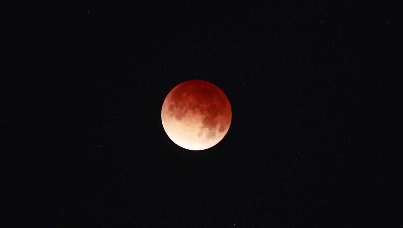 MEX6090. PACHUCA (MÉXICO), 03/03/2026.- Fotografía que muestra la evolución del eclipse total de luna este martes, en la Pachuca (México). Un eclipse lunar total dejó una 'Luna de sangre' que será visible durante aproximadamente una hora desde el este de Asia hasta América central y del norte. EFE/ David Martínez Pelcastre