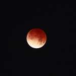 MEX6090. PACHUCA (MÉXICO), 03/03/2026.- Fotografía que muestra la evolución del eclipse total de luna este martes, en la Pachuca (México). Un eclipse lunar total dejó una 'Luna de sangre' que será visible durante aproximadamente una hora desde el este de Asia hasta América central y del norte. EFE/ David Martínez Pelcastre