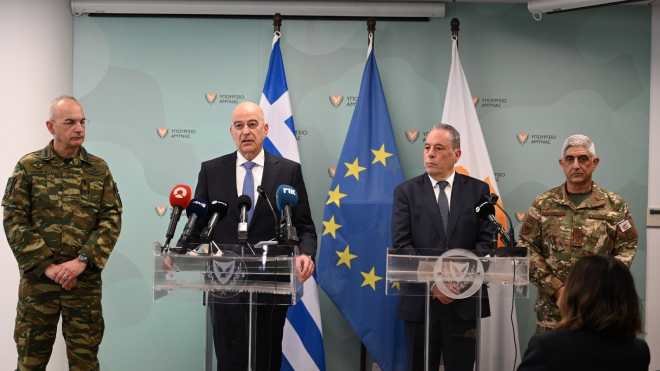 NICOSIA, 03/03/2026.- Grecia reafirmó este martes su apoyo militar a Chipre con el despliegue de cazas F-16 y fragatas para mejorar la defensa de la isla mediterránea tras el ataque con drones del lunes contra una base aérea británica, en plena escalada de tensiones en Oriente Medio. El ministro de Defensa de Grecia, Nikos Dendias (c-i), subrayó este martes en rueda de prensa conjunta con su homólogo chipriota, Vasilis Palmas, el despliegue de medios aéreos y navales para fortalecer la defensa chipriota, en un contexto de creciente inestabilidad regional que ha elevado la alerta de seguridad en el Mediterráneo oriental. EFE/ Ministro de Defensa de Grecia - SOLO USO EDITORIAL/SOLO DISPONIBLE PARA ILUSTRAR LA NOTICIA QUE ACOMPAÑA (CRÉDITO OBLIGATORIO) -