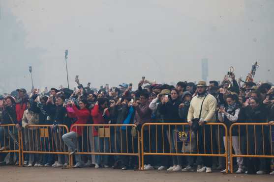 GRAFCVA2438. VALENCIA, 03/03/2026.- Un gran número de personas asiste a la tercera mascletà de las Fallas 2026 a cargo de Pirotecnia Alto Palancia, que ha disparado 190 kilos de pólvora en algo más de seis minutos. EFE/Manuel Bruque