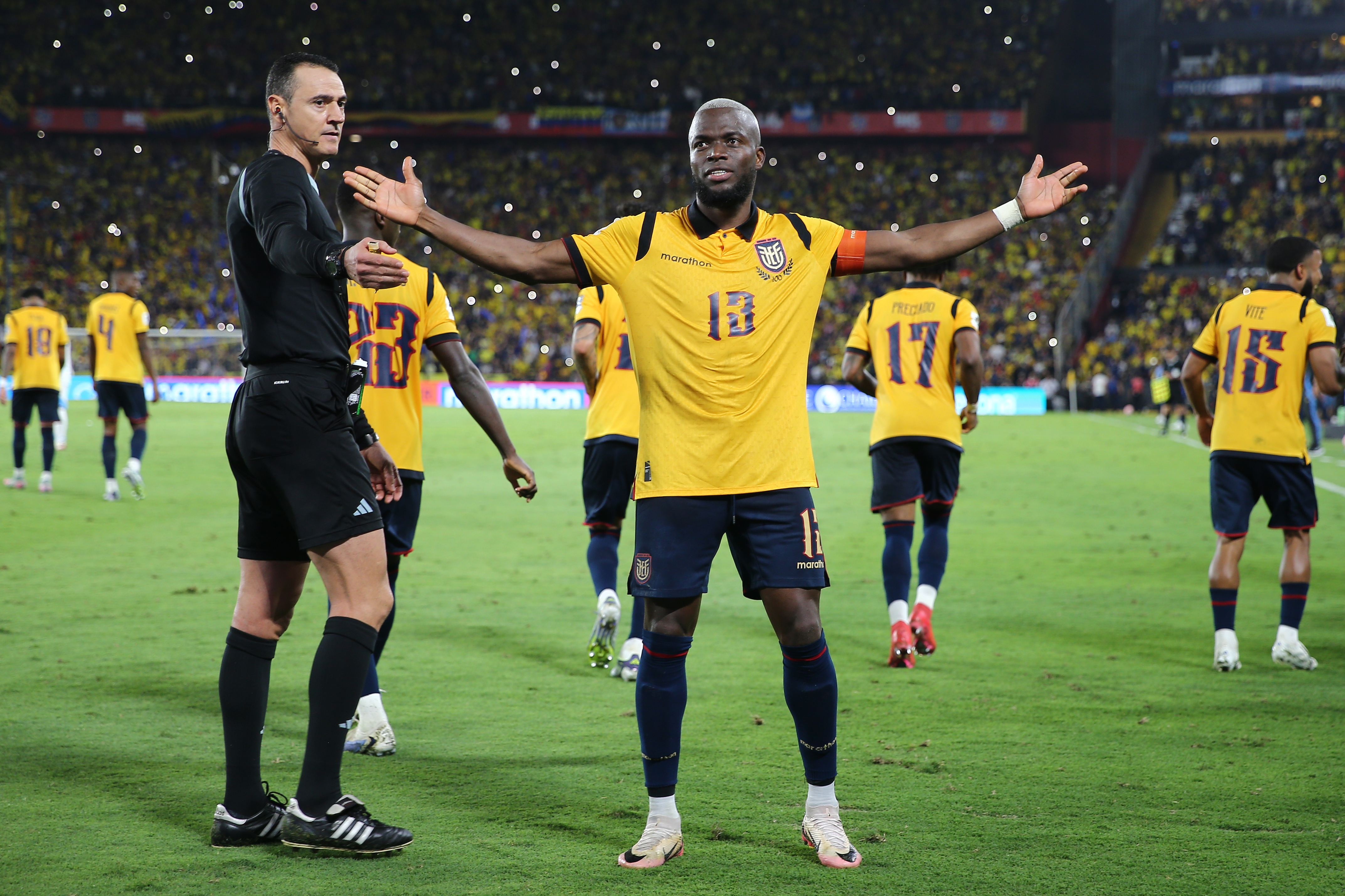 AME8003. BOGOTÁ (COLOMBIA), 03/03/2026.- Fotografía de archivo del 9 de noviembre de 2025 que muestra a Enner Valencia de Ecuador celebrando un gol en Guayaquil (Ecuador). La selección de Ecuador, que cuenta con la mejor defensa de Sudamérica a la luz de los resultados de las eliminatorias, tiene a 100 días del Mundial a todas sus figuras compitiendo con regularidad en sus clubes. EFE/ José Jácome/ ARCHIVO