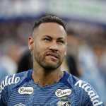 AME8269. BOGOTÁ (COLOMBIA), 03/03/2026.- Fotografía de archivo fechada el 09 de marzo de 2025 del jugador Neymar del Santos reaccionando previo a un partido en el estadio Neo Química Arena en Sao Paulo (Brasil). Neymar, por su cuestionado estado físico, y la elección del portero titular son las grandes incógnitas de la selección brasileña a 100 días del Mundial de Estados Unidos, Canadá y México, en el que la Canarinha buscará su sexta estrella. EFE/ Sebastiao Moreira ARCHIVO