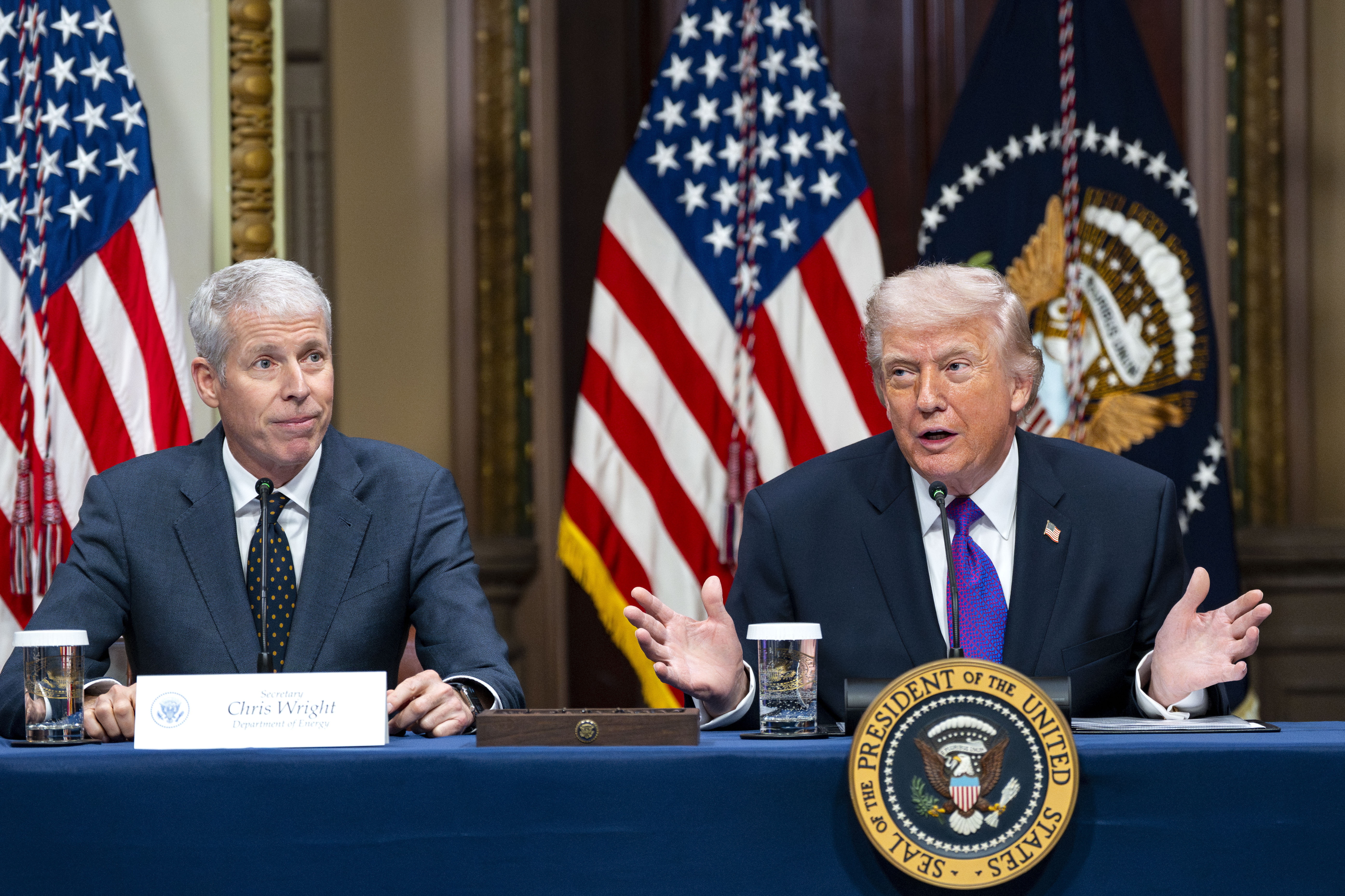El presidente de Estados Unidos, Donald Trump, y el secretario de Energía, Chris Wright. (Foto Prensa Libre: EFE/EPA/BONNIE CASH).
