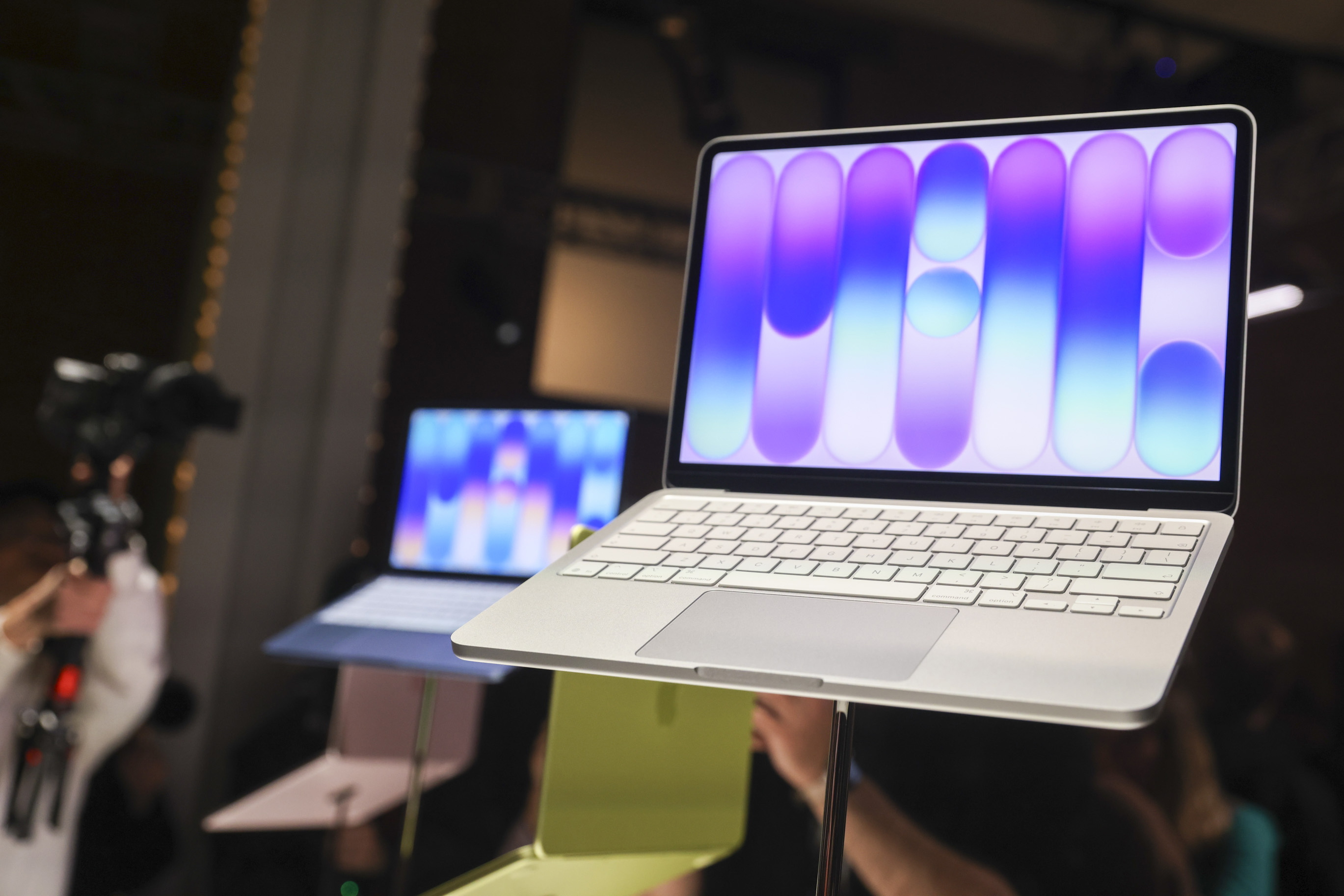 Apple lanza el MacBook Neo y el iPhone 17e: cuánto costarán y qué características tienen