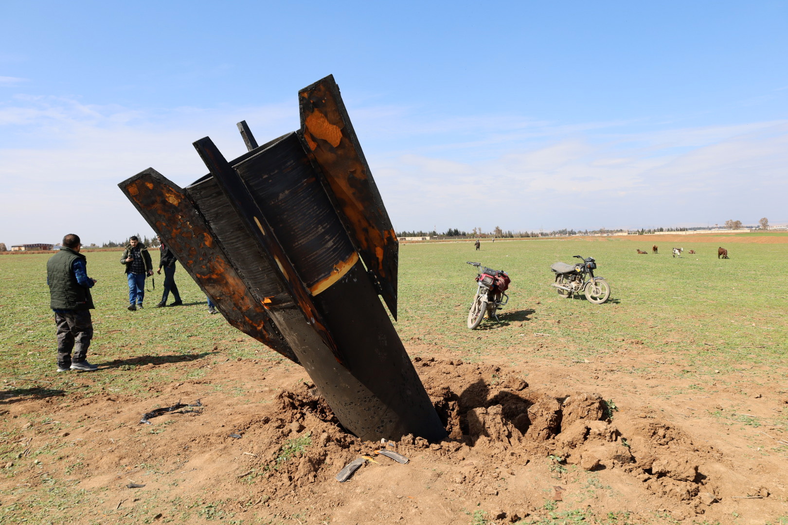 Personas junto a un misil iraní que cayó en la localidad de Qazaljo, en la zona rural de Qamishli, Siria, el 4 de marzo de 2026. (Foto Prensa Libre: EFE)