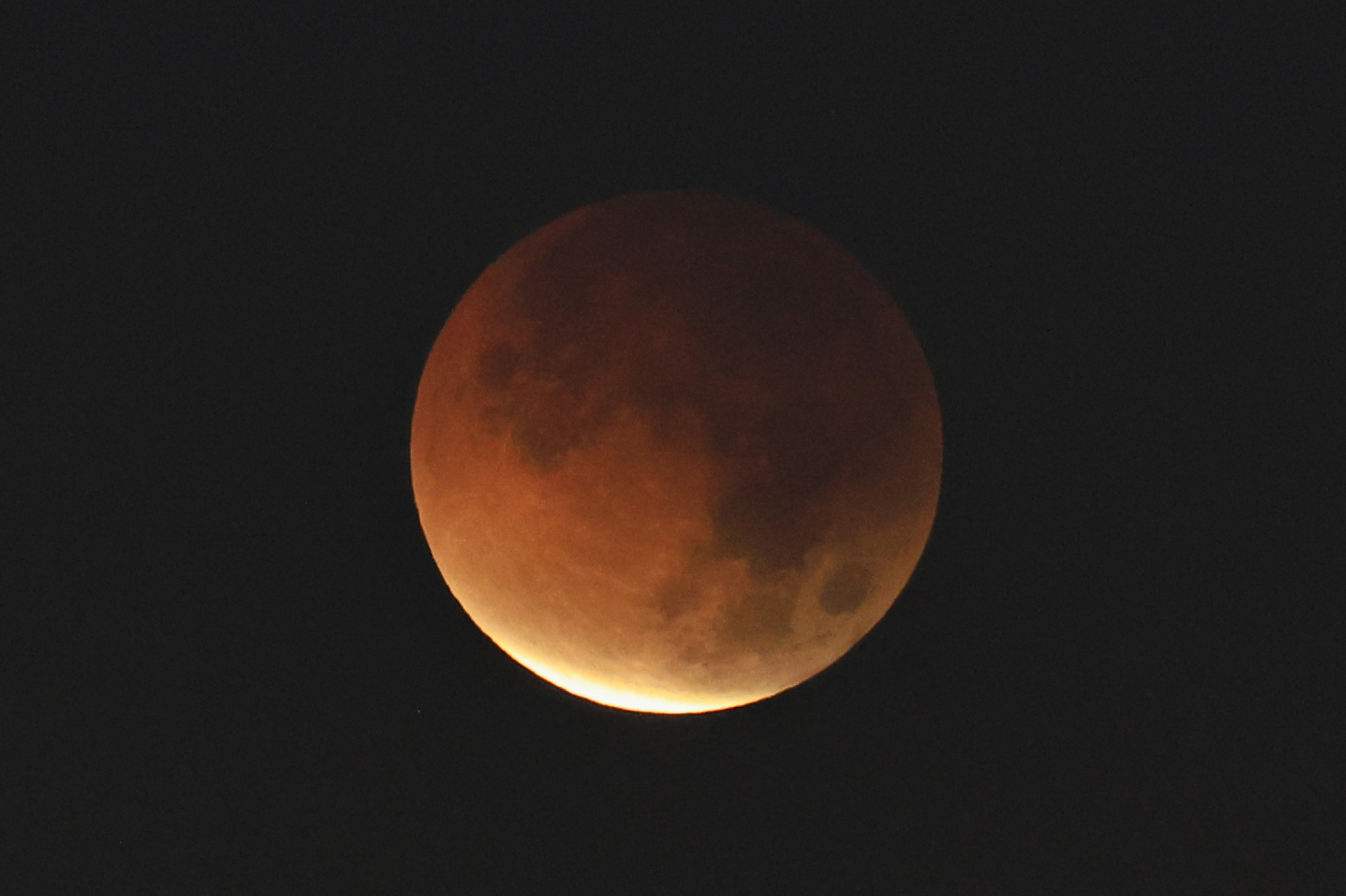 FOTODELDÍA AME9976. CIUDAD DE PANAMÁ (PANAMÁ), 03/03/2026.- Evolución del eclipse total de luna este martes, en ciudad de Panamá (Panamá). Un eclipse lunar total dejó una 'Luna de sangre' que será visible durante aproximadamente una hora desde el este de Asia hasta América central y del norte. EFE/ Bienvenido Velasco