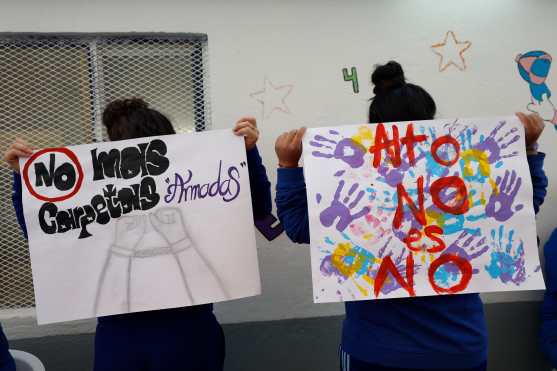 MEX6321. ESTADO DE MÉXICO (MÉXICO), 05/03/2026.- Mujeres privadas de la libertad sostienen carteles este miércoles, en el Penal de Barrientos, en Estado de México (México). "Por ser mujeres nos meten a la cárcel injustificadamente, abusan de nosotras y nos desaparecen", dice Campos, recluida en el Penal de Barrientos, mientras propone una consigna que dibujará en una cartulina junto con sus compañeras. EFE/ Sáshenka Gutiérrez