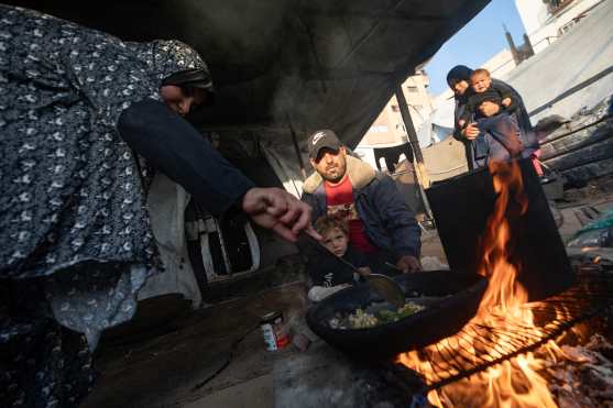 GAZA CITY (---), 05/03/2026.- A displaced Palestinian family prepares iftar outside their tent during the holy month of Ramadan in Gaza City, 5 March, 2026. EFE/EPA/HAITHAM IMAD