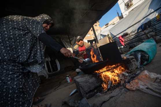 GAZA CITY (---), 05/03/2026.- A displaced Palestinian family prepares iftar outside their tent during the holy month of Ramadan in Gaza City, 5 March, 2026. EFE/EPA/HAITHAM IMAD