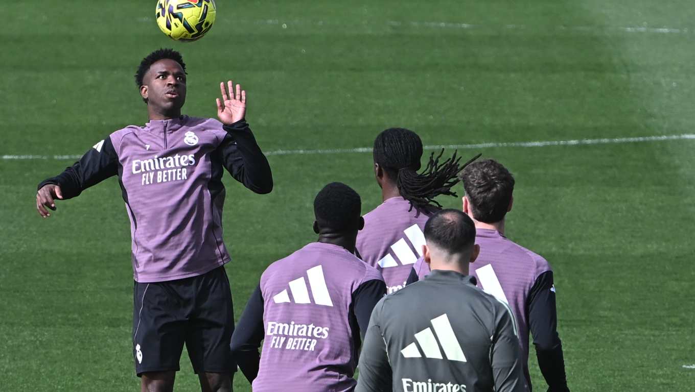 MADRID, 05/03/2026.- El jugador del Real Madrid Vinicius Jr (i), durante el entrenamiento del equipo este jueves en Valdebebas de cara al encuentro en Balaídos con el Celta de Vigo que se disputa mañana, sábado. EFE/ Fernando Villar