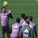 MADRID, 05/03/2026.- El jugador del Real Madrid Vinicius Jr (i), durante el entrenamiento del equipo este jueves en Valdebebas de cara al encuentro en Balaídos con el Celta de Vigo que se disputa mañana, sábado. EFE/ Fernando Villar