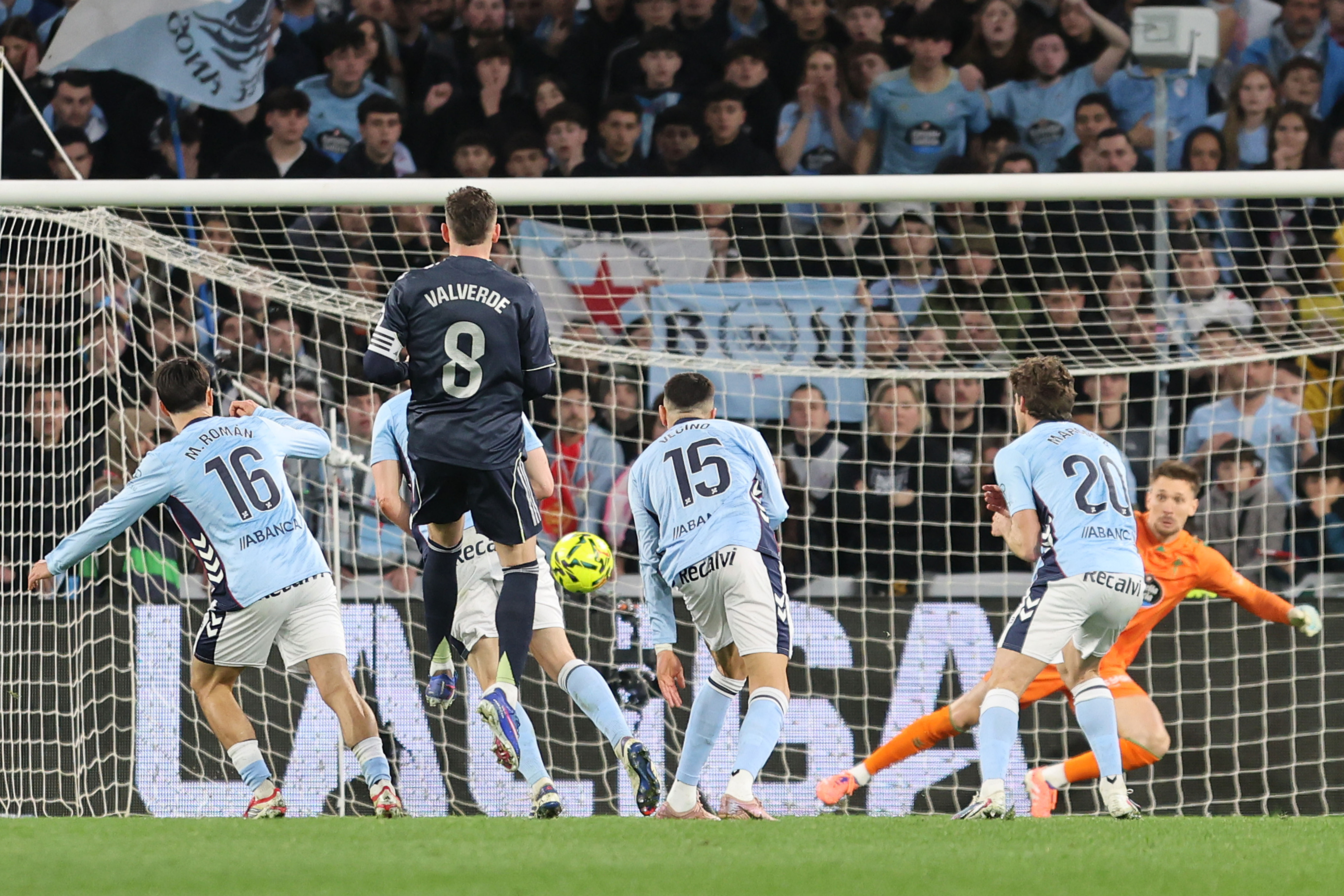 El Madrid sigue sin futbol, pero Valverde lo salva del desastre en el 94 y mantiene viva la lucha por LaLiga