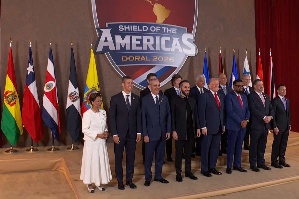 El presidente de Estados Unidos, Donald Trump, posa con líderes de Argentina, Bolivia, Costa Rica, República Dominicana, Ecuador, El Salvador, Guyana, Honduras, Panamá, Paraguay y Trinidad y Tobago, además del presidente electo de Chile, José Antonio Kast, durante la cumbre “Escudo de las Américas” en Miami. De Centroamérica participaron El Salvador, Costa Rica y Panamá. (Foto, Prensa Libre: EFE/Casa Blanca)