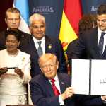 AME1495. MIAMI (ESTADOS UNIDOS), 07/03/2026.- Fotografía cedida por la Presidencia de Paraguay que muestra al presidente de Estados Unidos, Donald Trump (c), sosteniendo un documento junato al presidente de Paraguay, Santiago Peña (i), la primera ministra de Trinidad y Tobago, Kamla Persad-Bissessar (i), y el presidente de Panamá José Raúl Mulino (c-arriba), este sábado, en Miami (EE.UU.). Trump anunció una nueva "coalición militar" en Latinoamérica contra los carteles del narcotráfico, durante la cumbre 'Escudo de las Américas' con líderes de derecha de la región, a quienes dijo que necesita su "ayuda". EFE/ Presidencia de Paraguay /SOLO USO EDITORIAL/NO VENTAS/SOLO DISPONIBLE PARA ILUSTRAR LA NOTICIA QUE ACOMPAÑA (CRÉDITO OBLIGATORIO)