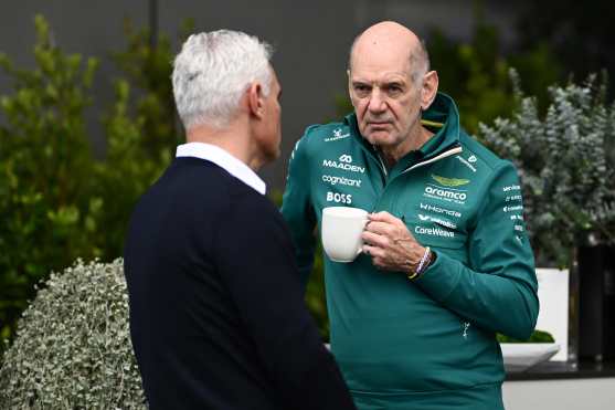 MELBOURNE (Australia), 06/03/2026.- Aston Martin Team Principal Adrian Newey (R) is seen in the paddock as part of the 2026 Australian Grand Prix at Albert Park Circuit in Melbourne, Australia, 07 March 2026. (Fórmula Uno) EFE/EPA/JOEL CARRETT EDITORIAL USE ONLY AUSTRALIA AND NEW ZEALAND OUT