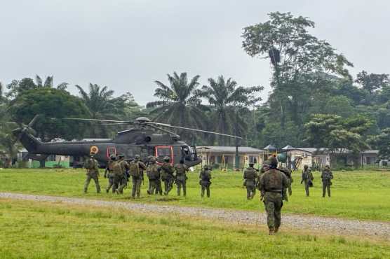 AMDEP2059. QUITO (ECUADOR), 06/03/2026.- Fotografía cedida por el Ministerio de Defensa de Ecuador que muestra a integrantes de las Fuerzas Armadas durante un operativo en la provincia ecuatoriana de Sucumbíos, fronteriza con Colombia. Las Fuerzas Armadas de Ecuador, en colaboración con Estados Unidos, destruyeron un campamento de entrenamiento de los Comandos de la Frontera, uno de los grupos criminales disidentes de la extinta guerrilla de las Fuerzas Armadas Revolucionarias de Colombia (FARC). EFE/ Ministerio de Defensa de Ecuador /SOLO USO EDITORIAL/ NO VENTAS/ SOLO DISPONIBLE PARA ILUSTRAR LA NOTICIA QUE ACOMPAÑA (CRÉDITO OBLIGATORIO)