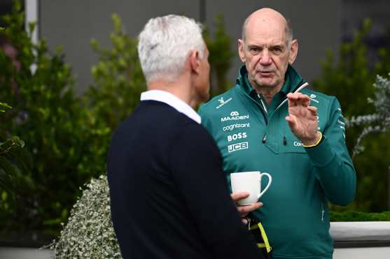 MELBOURNE (Australia), 06/03/2026.- Aston Martin Team Principal Adrian Newey (R) is seen in the paddock as part of the 2026 Australian Grand Prix at Albert Park Circuit in Melbourne, Australia, 07 March 2026. (Fórmula Uno) EFE/EPA/JOEL CARRETT EDITORIAL USE ONLY AUSTRALIA AND NEW ZEALAND OUT