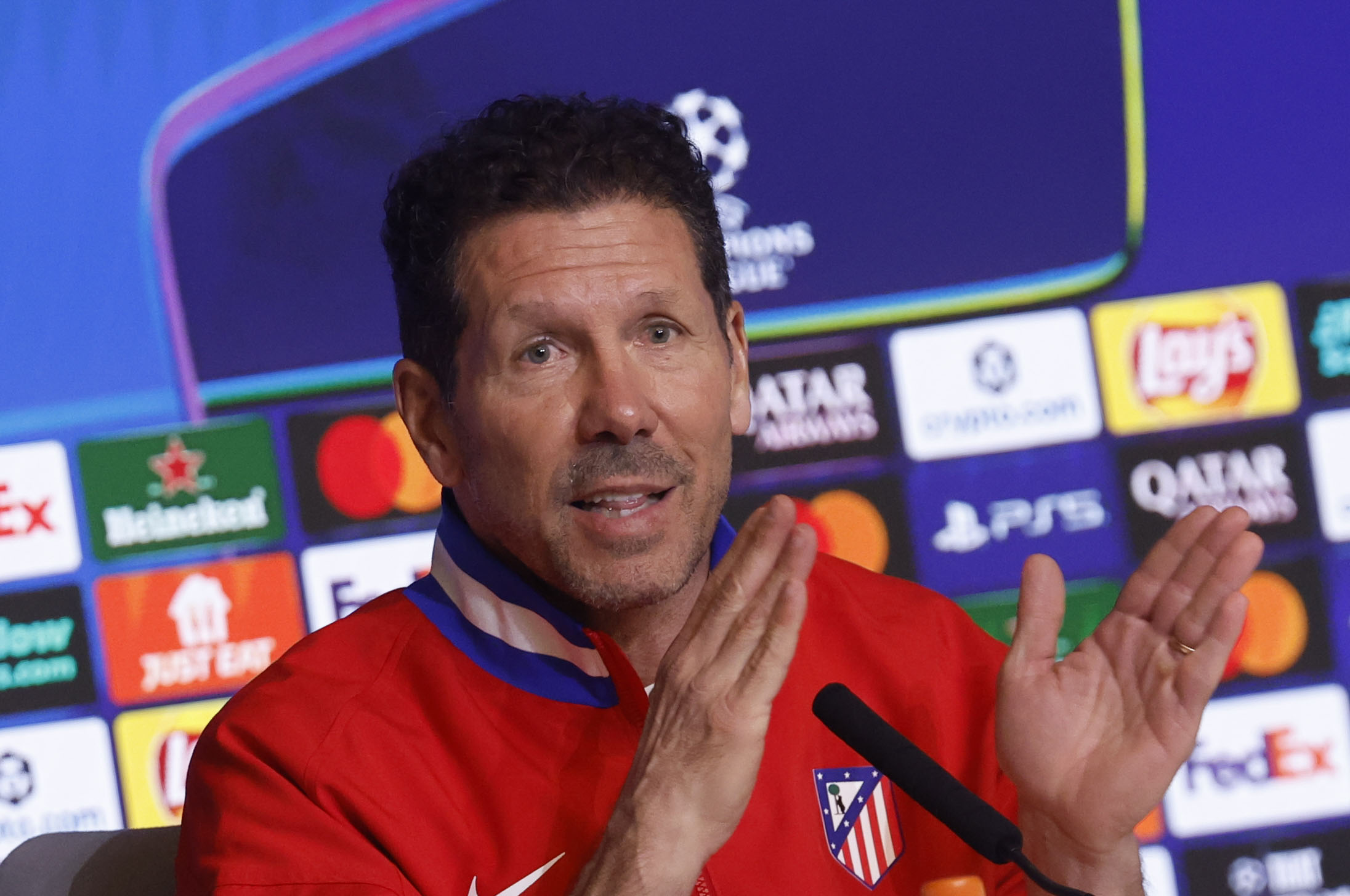  El técnico del Atlético de Madrid, Diego Pablo Simeone, durante la rueda de prensa convocada en el estadio Riyadh Air Metropolitano en la víspera del partido de ida de los octavos de final de la Liga de Campeones que  disputan contra el Tottenhamen el Metropolitano. EFE/ Javier Lizón