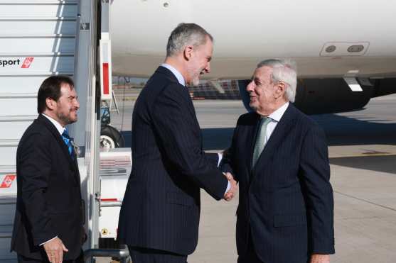 SANTIAGO DE CHILE (CHILE), 10/03/2026.- El rey Felipe VI de España aterrizó este martes en el principal aeropuerto de Santiago para asistir mañana a la toma de posesión del nuevo presidente de Chile, el ultraderechista José Antonio Kast. El monarca fue recibido en el aeropuerto por el canciller chileno, Alberto van Klaveren (d). EFE/Casa Real/José Jiménez -SÓLO USO EDITORIAL/SOLO USO PERMITIDO PARA ILUSTRAR LA NOTICIA QUE APARECE EN EL PIE DE FOTO (CRÉDITO OBLIGATORIO)-